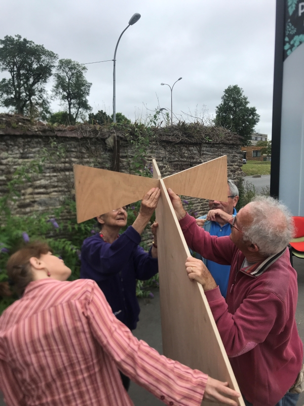 Des habitants réalisant les premiers prototypes des formes-objets à taille réelle.